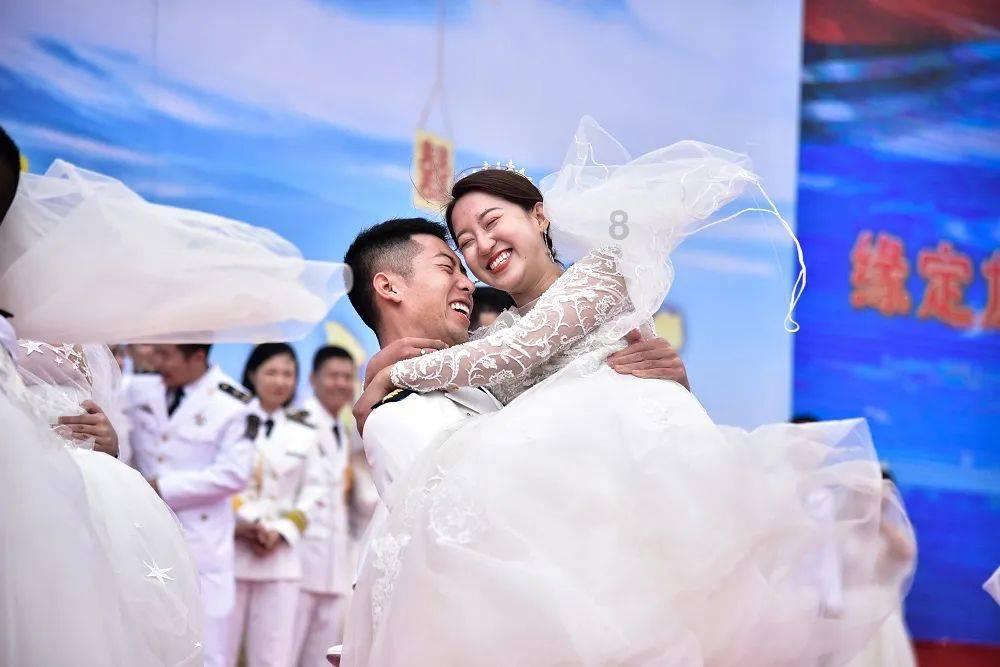 “惠图仿石漆”冠名高铁列车从昆明站首发磨憨